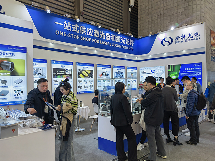 新特光電工作人員態(tài)度熱情、專業(yè)、耐心地向觀眾們講解產(chǎn)品的性能參數(shù)