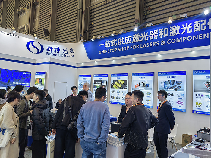新特光電工作人員態(tài)度熱情、專業(yè)、耐心地向觀眾們講解產(chǎn)品的性能參數(shù)